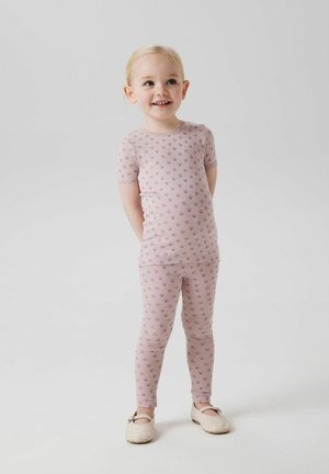Schlafanzug-Set aus hellrosa Stoff mit lila Punkten. Kurzärmeliges Oberteil und passende Leggings. Weiche Textur und schlichtes Design.