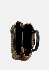 Borsa a tracolla con stampa leopardata, manici in pelle nera, chiusura a zip e due scomparti. Presenta accessori in metallo dorato.