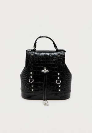 Rucsac negru din piele ecologică cu model de crocodil, cu un design structurat. Dispune de o mânere superioară, elemente decorative din metal argintiu și detalii de dantelare.