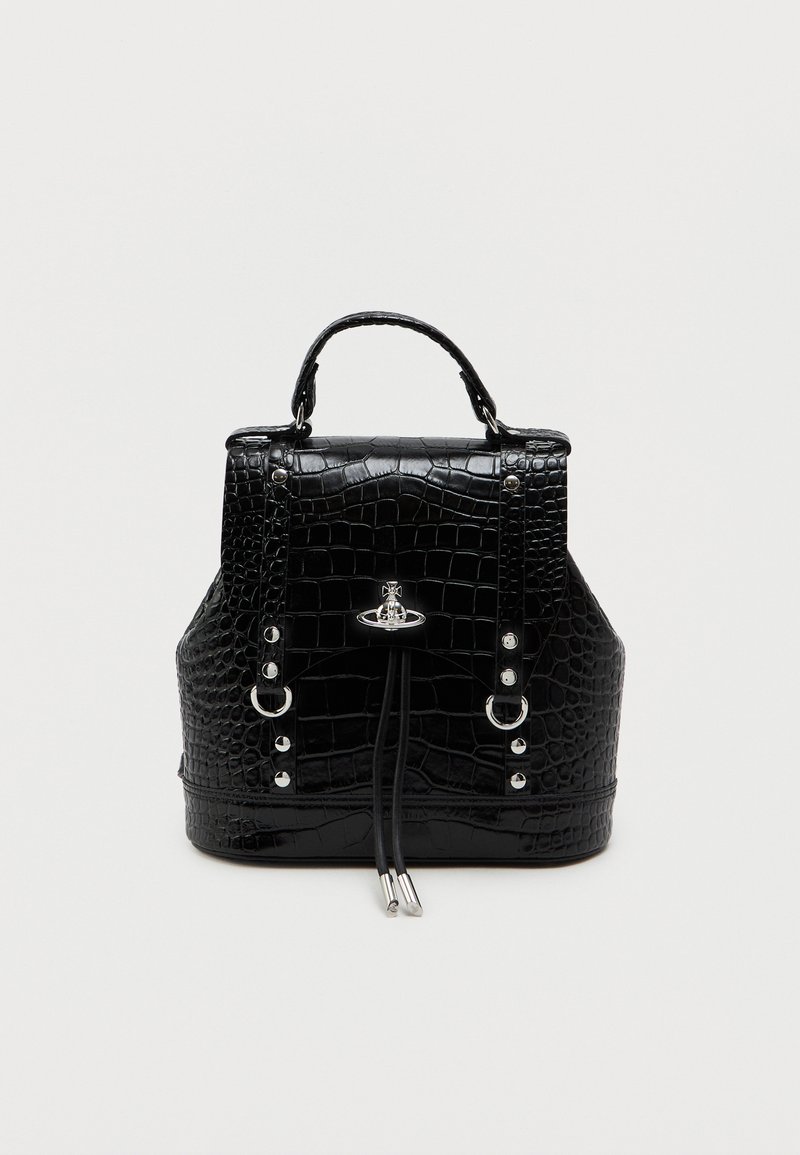 Juodas dirbtinis krokodilo odos kuprinė, turinti struktūrizuotą dizainą. Yra viršutinė rankena, sidabro spalvos aksesuarai ir dekoratyvūs raišteliai.