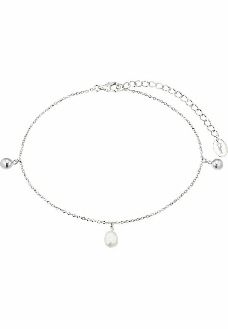 Pulsera de cadena plateada con tres acentos esféricos, incluyendo un colgante de perla blanca en el centro, con un cierre de langosta y una extensión ajustable.