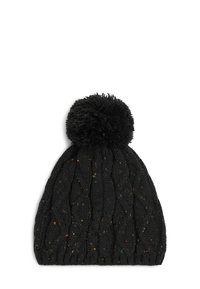 Sort strikket hue med et tekstureret kabelmønster og en stor pompon på toppen. Subtile farveklatter igennem stoffet.