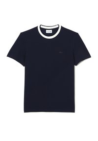 Námořnická modrá bavlněná tričko s bílým žebrovaným kulatým výstřihem, krátkými rukávy a malým logem Lacoste na hrudi, hladká textura.