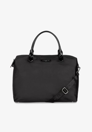 Zwarte nylon handtas met een slank ontwerp, voorzien van handvatten van patentenleer en een afneembare schouderband. Inclusief een embleem van het merk.