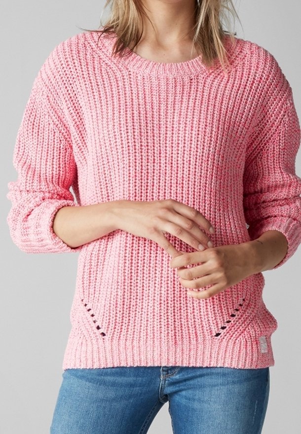 Maglione rosa lavorato a maglia con un motivo testurizzato, scollatura rotonda e polsini a costine. Presenta spacco laterale e un piccolo logo etichetta all'orlo.