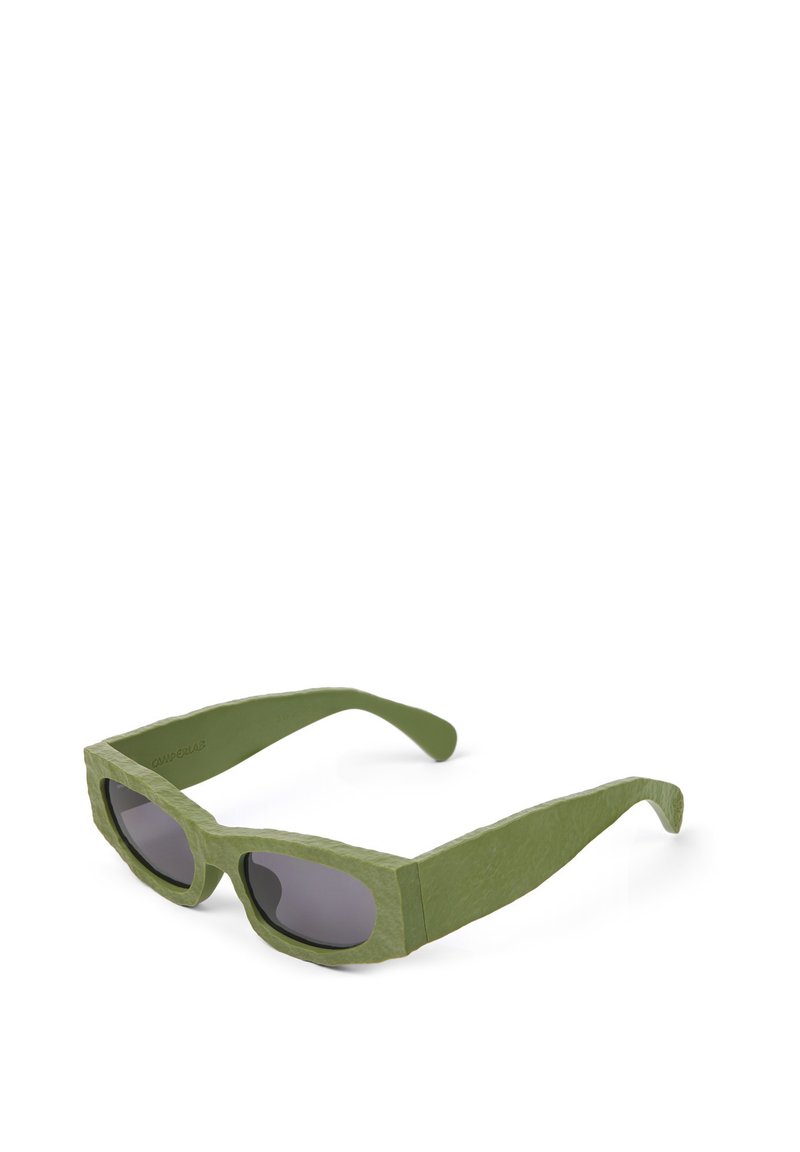 Gafas de sol verdes con un acabado mate texturizado, lentes rectangulares y patillas anchas. Los lentes son de color gris oscuro.
