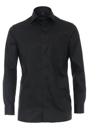 Camicia da uomo nera a maniche lunghe con chiusura frontale con bottoni, colletto classico e taschino sul petto, mostrata su uno sfondo bianco.
