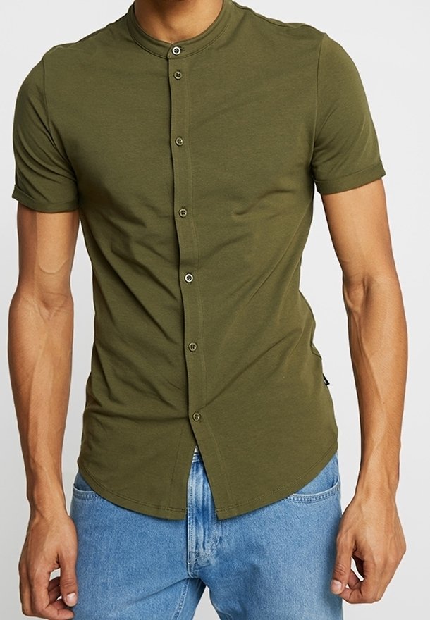 Olijfgroene kortärmige button-up shirt met een mandarijnkraag, gemaakt van katoen, met een rechte zoom en zichtbare knopen aan de voorkant.