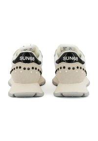 Sneaker beige e bianche con accenti neri, materiali in camoscio e rete, con borchie sul tallone e il marchio "SUN68" sul retro.