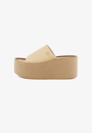 Sandali platform a infradito beige con una finitura liscia, punta aperta e design superiore curvo. Presentano un logo inciso in modo discreto sul lato.