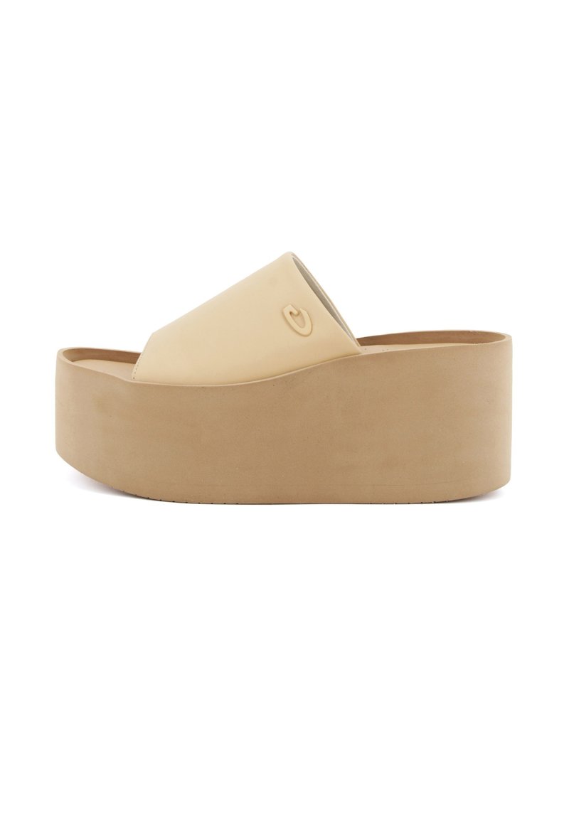Sandali platform a infradito beige con una finitura liscia, punta aperta e design superiore curvo. Presentano un logo inciso in modo discreto sul lato.