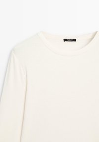 Witte lange mouwen crewneck t-shirt met zichtbaar zwart label in de kraag waarop "Massimo Dutti" staat.