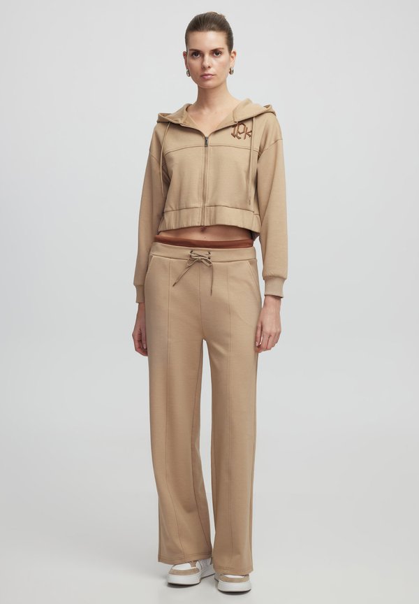 WITH MONOGRAM APPLIQUE - Sweatjacke - camel