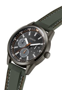 Montre à cadran noir avec des index d'heure en argent, deux sous-cadrans et des accents orange. Dispose d'un boîtier en acier inoxydable et d'un bracelet en caoutchouc vert avec des coutures contrastées.