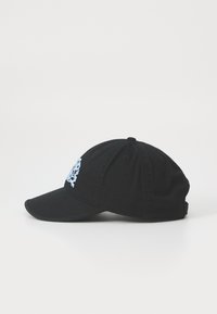 Svart baseballcap laget av bomull, med buet skjerf, brodert lyseblått design foran, og seks ventilasjonshull.