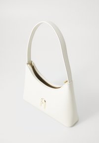 Sac à main en cuir blanc au design structuré, avec une fermeture éclair dorée et un matériel logo. Texture lisse et une seule bandoulière.