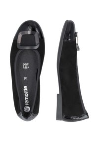 Chaussures plates en daim noir avec un bout brillant noir, une bride texturée en accent et un talon bas. Présentent un logo sur la semelle intérieure et une indication de taille à l'intérieur.