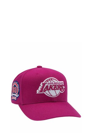 Lila Baseballkappe mit Los Angeles Lakers-Logo vorne und 60. Jubiläumspatch an der Seite.