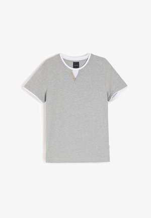 Szara bawełniana koszulka z krótkim rękawem, białym wykończeniem na dekolcie i rękawach oraz trzema guzikami na plisie. Prosty, casualowy styl.