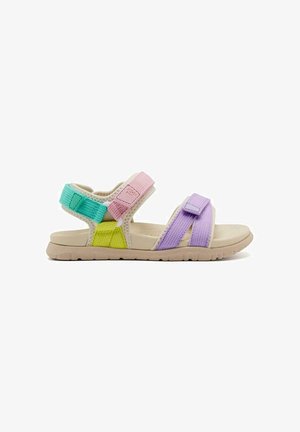 Sandalias infantiles coloridas con correas ajustables de Velcro en verde, rosa, amarillo y morado. Presentan una suela de goma beige y un tejido texturizado.