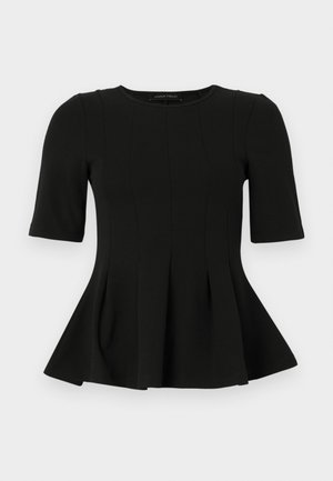 Μαύρη κοντομάνικη μπλούζα peplum με στρογγυλή λαιμόκοψη και κατακόρυφες ραφές, εκτεθειμένη σε λευκό φόντο.