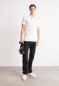 Calvin Klein Jeans BADGE SLIM - Pikeepaita - ivory
