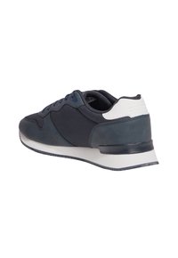 Scarpa da corsa navy realizzata con materiali in rete e suede. Presenta un accento bianco nel tallone e una suola in gomma testurizzata per la presa. Design leggero.