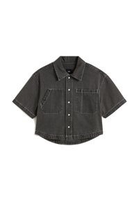 Kurzarmhemd aus grauem Denim mit Knopfleiste, zwei Brusttaschen und kontrastierendem weißen Stich, mit abgerundeten Säumen.