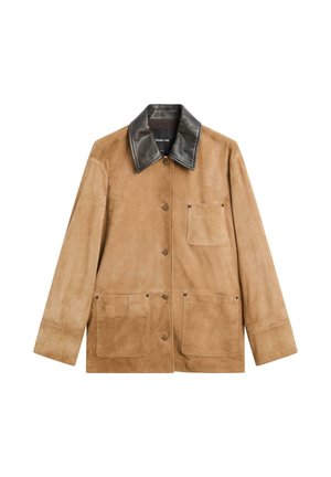 Hnědá semišová bunda s černým koženým límcem, vybavená předními knoflíky, dvěma velkými našitými kapsami a jednou kapsou na prsou.