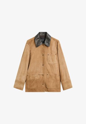 Bruine suède jas met een zwarte leren kraag, voorzien van knopen aan de voorkant, twee grote opgestikte zakken en een enkele borstzak.