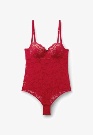 Body de encaje rojo con copas con aros, tirantes ajustables y patrones florales. Textura transparente con borde festoneado y cierre de gancho y ojo.