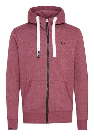 Roter Kapuzenpullover mit einem schwarzen Reißverschluss, weißen Kordeln und einem kleinen Logo auf der Brust. Weicher, strukturierter Stoff sichtbar.