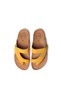 Kollase suede sandaalid, millel on klamber, lame talla ja kaks laia rihma. Sisel on pruun tekstuuriga vooder koos brändingu märkiga. Suurus 38.