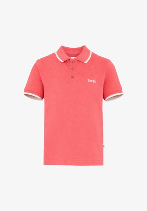 Koralowa koszulka polo z trzema guzikami, białe obszycie na kołnierzyku i rękawach oraz logo "BOSS" na lewej piersi.