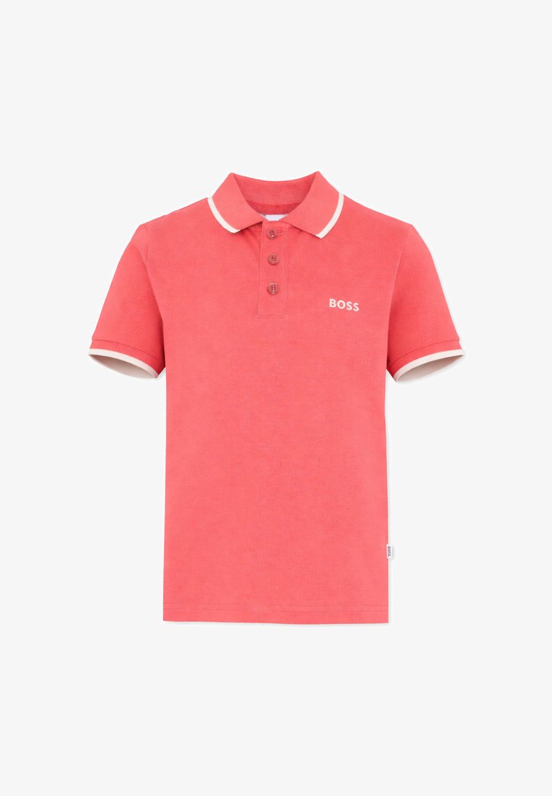 Polo corail avec trois boutons, bordure blanche sur le col et les manches, et logo "BOSS" sur la poitrine gauche.