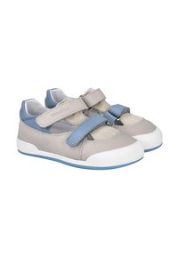 Zapatos infantiles en gris y azul con cintas de velcro, hechos de cuero y ante. Presentan una suela blanca de goma y un diseño transpirable.