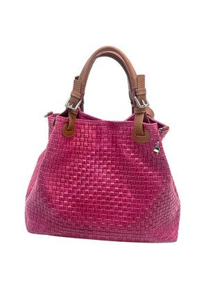 Roze geweven handtas met bruine leren handvatten en zilveren hardware. Beschikt over een textuur oppervlak en een kleine bedel die eraan is bevestigd.