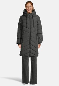 Dunkelgraue Daunenjacke mit Kapuze, ausgestattet mit diagonalen Chevron-Steppungen, einem Reißverschluss auf der Vorderseite und verstellbaren Kordelzügen an der Kapuze.