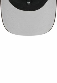Graue Baseballmütze mit schwarzen Akzenten, ausgestattet mit einem strukturierten Schirm und strukturiertem Stoff. Innenlabel in der Mitte sichtbar. Flachstickerei-Detail.