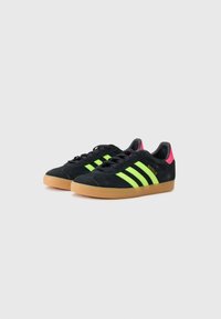 adidas Originals GAZELLE UNISEX - Tenisky - core black/signal green/shock pink