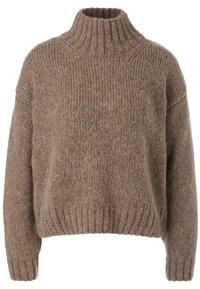 Brauner gestrickter Pullover mit hohem Kragen, oversized Schnitt und geripptem Saum und Bündchen. Die Textur wirkt weich und grob.
