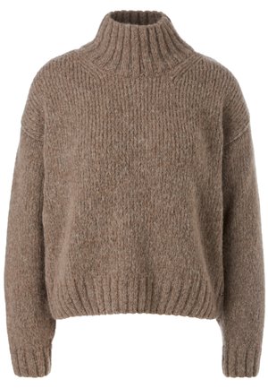 Brauner gestrickter Pullover mit hohem Kragen, oversized Schnitt und geripptem Saum und Bündchen. Die Textur wirkt weich und grob.