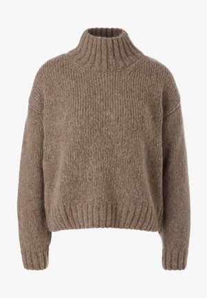 Brauner gestrickter Pullover mit hohem Kragen, oversized Schnitt und geripptem Saum und Bündchen. Die Textur wirkt weich und grob.