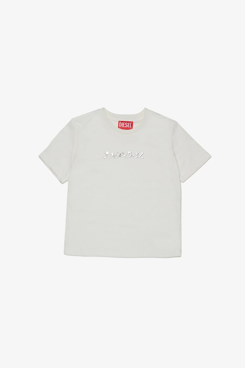 Balta medvilninė T-marškiniai su trumpomis rankovėmis, kuriuose ant priekio yra sidabrinis reljefinis "DIESEL" logotipas ir raudona prekės etiketė apykaklėje.