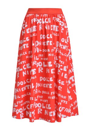 Roter Midirock mit elastischem Bund, versehen mit kräftigem weißem, verstreutem Text "il dolce far niente" in unterschiedlichen Größen und Ausrichtungen.