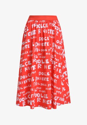 Roter Midirock mit elastischem Bund, versehen mit kräftigem weißem, verstreutem Text "il dolce far niente" in unterschiedlichen Größen und Ausrichtungen.