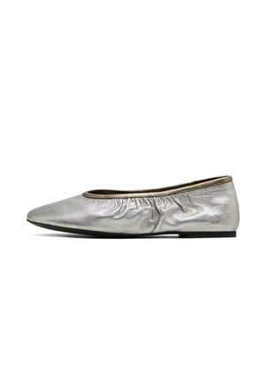 Ballerines en cuir argenté avec un bout arrondi, des détails froncés au col et un petit talon plat. La texture lisse contraste avec des accents doux.