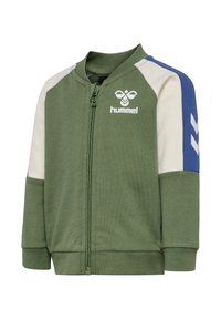 Groene ritsjack gemaakt van een katoenmix met een ribbelkraag. Bevat crème- en blauwe accenten met een wit logo op de borst.