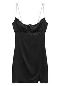 Robe nuisette en satin noir avec fines bretelles en cristal, un petit nœud devant au niveau de la poitrine et une fente sur le côté gauche près de l'ourlet.