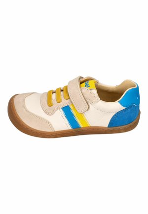 Kindersneaker in Beige, Weiß, Blau und Gelb mit Klettverschluss, senffarbenen Schnürsenkeln und brauner Gummisohle, Seitenansicht.